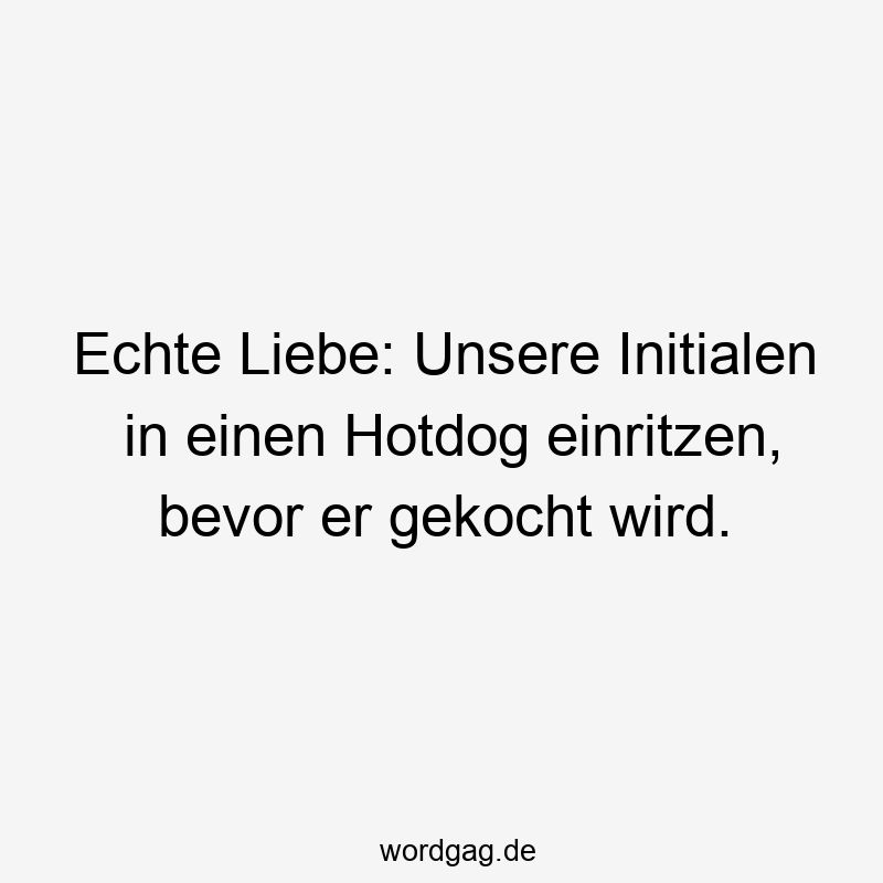 Echte Liebe: Unsere Initialen in einen Hotdog einritzen, bevor er gekocht wird.